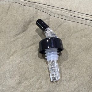 Black and Clear Wine Pourer